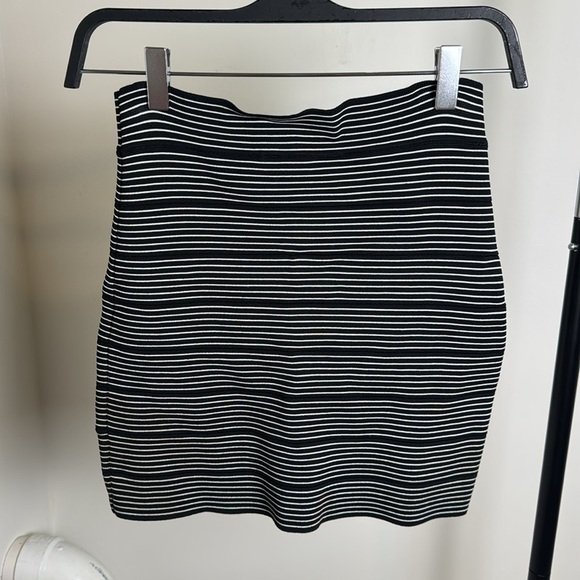 BCBGMaxAzria Y2K Black and White Bodycon Fitted Mini Skirt Size Small - Picture 3 of 5